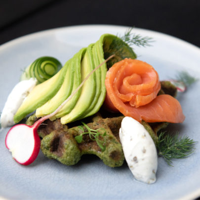 Boerenkoolwafel met gerookte zalm en verse avocado